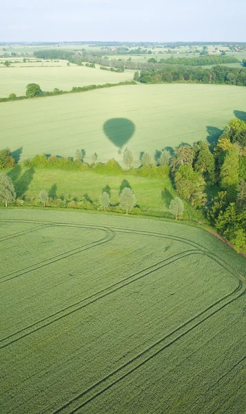 Vista sobre los campos verdes de principios de verano desde el globo aerostático, East Anglia — Foto de Stock