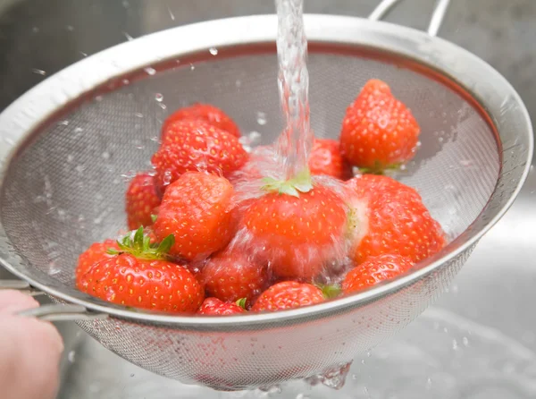 Washing fresh red strawberries in a sieve, — Stock Photo, Image
