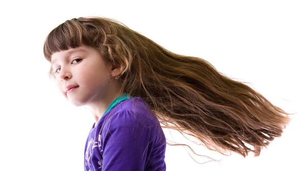 Retrato de una linda niña pequeña con el pelo largo —  Fotos de Stock