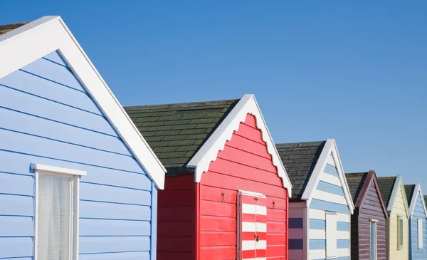 Sorban a színes strand kunyhókkal, kék ég alatt — Stock Fotó