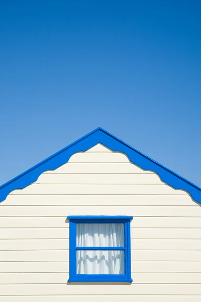 Krem kolorowe plażowe z niebieskim wykończenia pod błękitne niebo — Zdjęcie stockowe