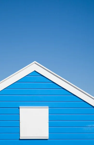 Jasny kolor niebieski; Domek na plaży z białym wykończeniem; pod błękitne niebo — Zdjęcie stockowe