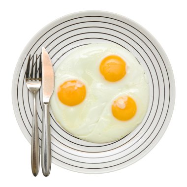üç kızarmış kırılmamış yumurta beyaz plaka siyah stipe ile; çatal ve bıçak sol üstten; vurdu izole;