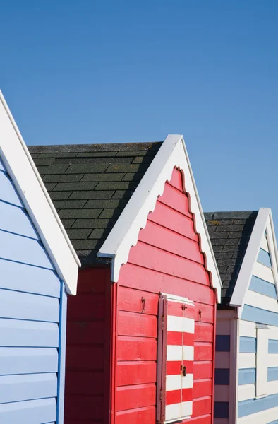 Row of colorful beach huts under blue sky — Stock Photo, Image