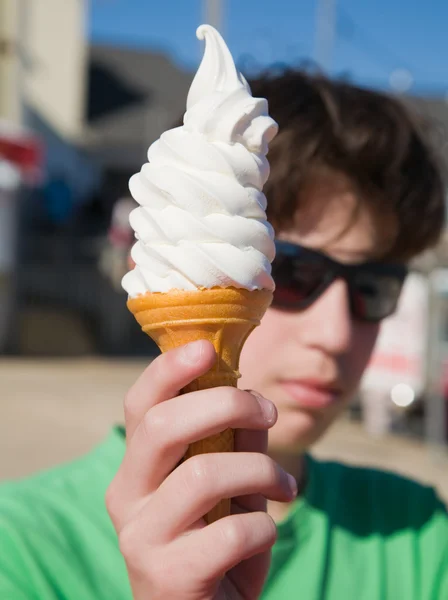 Мальчик-подросток в тени с большой порцией мягкого мороженого — стоковое фото