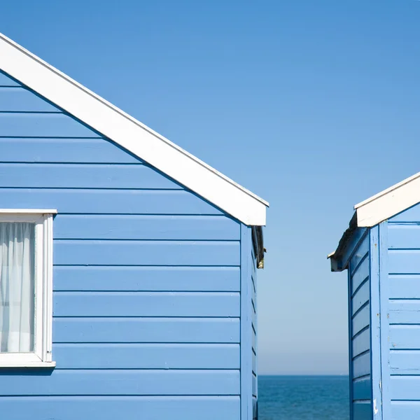 Mavi gökyüzünün altında iki mavi plaj kulübe — Stok fotoğraf