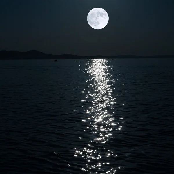 Полная луна над морем Стоковое Фото