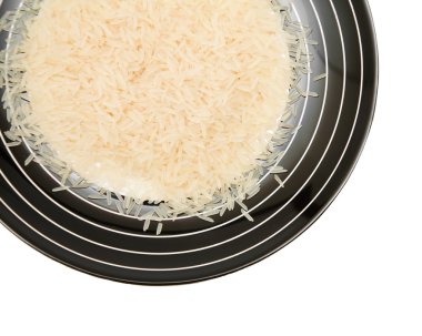 siyah ve beyaz çizgili bir plaka üzerinde ince uzun taneli basmati pirinç;