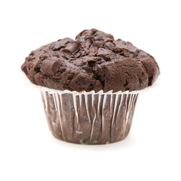 Muffin de chocolate isolado no fundo branco — Fotografia de Stock
