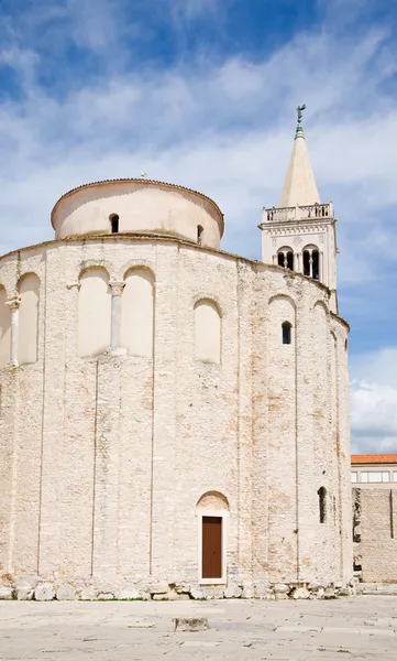 St. Donatus kerk en bell toren van St. Anastacia kathedraal in Zadar; Kroatië — Stockfoto