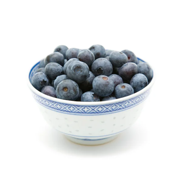 Dojrzałe jagody świeże w małej misce niebieski, na białym tle — Zdjęcie stockowe