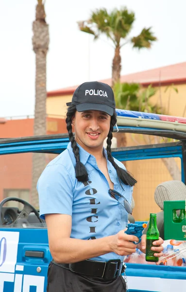 Corralejo - 17. března: cross-dressed účastníka, "polizia loka" — Stock fotografie