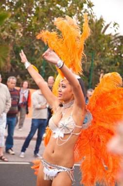 Corralejo - 17 Mart: Grand Carniva katılan Samba dansçılar