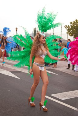 Corralejo - 17 Mart: Grand Carniva katılan Samba dansçılar