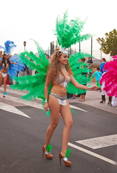 Corralejo - 17 maart: Samba dansers deel te nemen aan Grand Carniva — Stockfoto