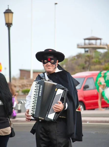 CORRALEJO - 17 DE MARZO: Participante disfrazado, "Zorro" en la asamblea —  Fotos de Stock
