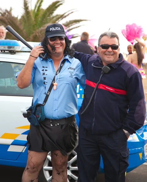 Corralejo - 17 Mart: katılımcı, cross-dressed "polise loka" — Stok fotoğraf
