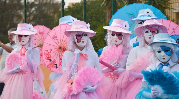 Corralejo - 17 maart: Deelnemers in Venetiaan-stijl kostuums op — Stockfoto