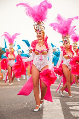 Corralejo - 17 Mart: Grand Carniva katılan Samba dansçılar