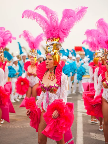 CORRALEJO - 17 DE MARZO: Bailarines de samba participando en la Gran Carniva — Foto de Stock