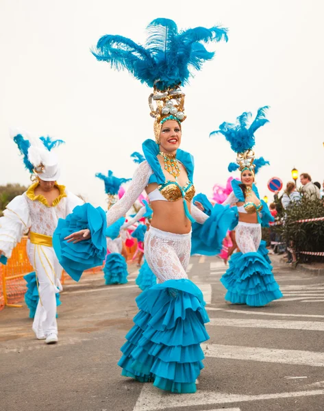CORRALEJO - MARÇO 17: Dançarinos de samba que participam no Grand Carniva — Fotografia de Stock