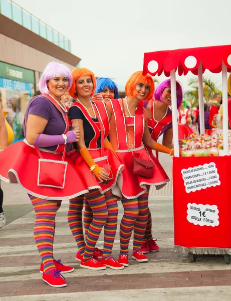 Corralejo - 17 maart: gekleed-up deelnemers, "snoep meisjes", op — Stockfoto