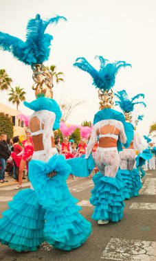 Corralejo - 17 Mart: Grand Carniva katılan Samba dansçılar