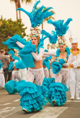 Corralejo - 17 Mart: Grand Carniva katılan Samba dansçılar