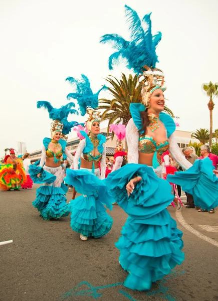 CORRALEJO - 17 DE MARZO: Bailarines de samba participando en la Gran Carniva — Foto de Stock