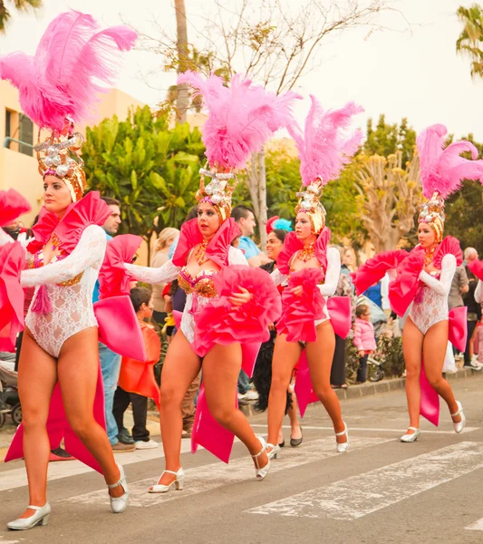 CORRALEJO - MARCH 17: Samba dancers taking part in Grand Carniva — Stock Photo, Image