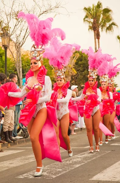 Corralejo - 17 березня: Самба танцюристи бере участь у Гранд Carniva — стокове фото