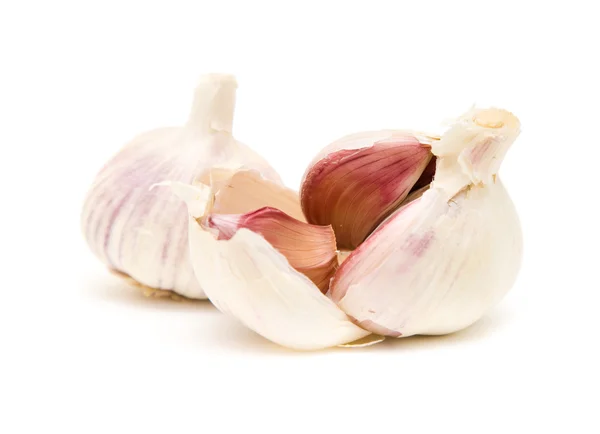 White and purple garlic isolated on white; — Stock Photo, Image