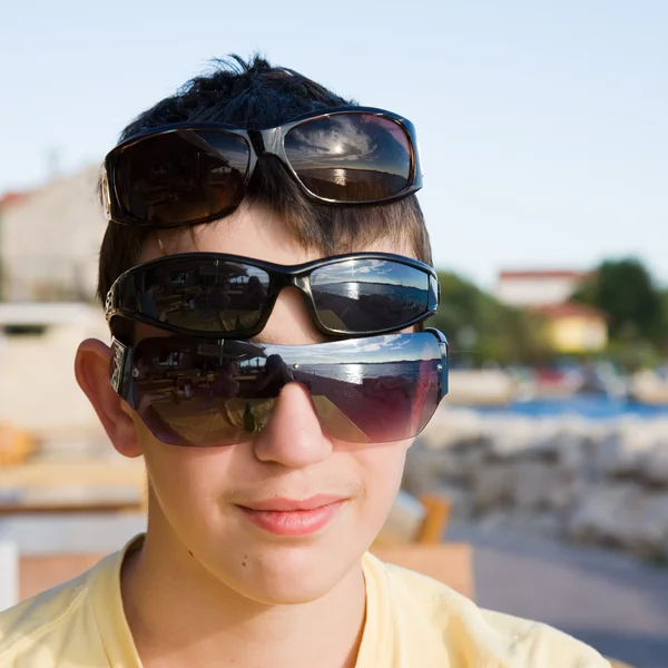Overprotected - jovem adolescente usando três pares de óculos de sol ao mesmo tempo — Fotografia de Stock