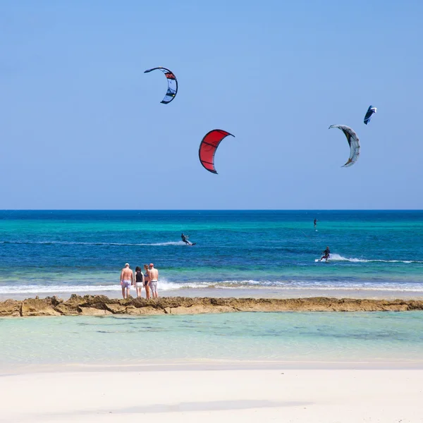 Kitesurfen op vlag strand, fuerteventura — Stockfoto