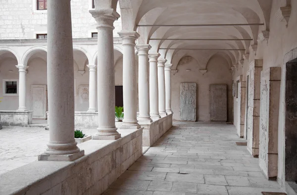 方济会修道院在扎达尔，克罗地亚的回廊 — 图库照片