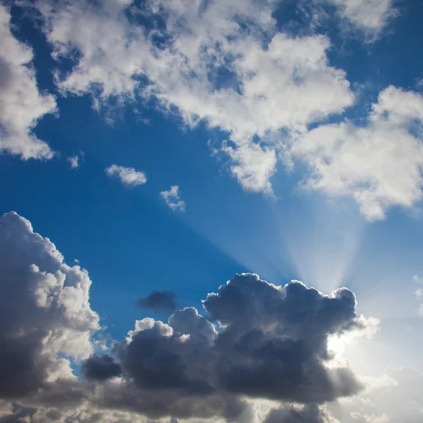 Wolken mit Sonnenstrahlen — Stockfoto