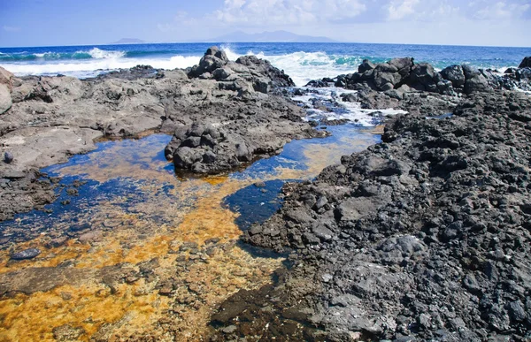 У Fuertventura, поверхневе рок басейн на чорного вулканічного rocky — стокове фото