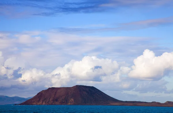 Malý ostrov isla de lobos, jako vidět ze severu fuerteventu — Stock fotografie