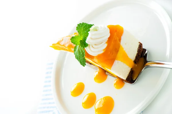 Шматок сирного торта манго на білому тлі як студійний шоп — стокове фото