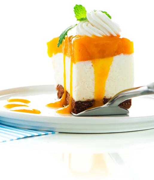 Un pezzo di torta al formaggio di mango su sfondo bianco come uno studio sho — Foto Stock