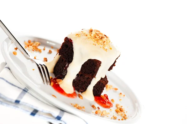 Um prato com 2 pedaços de brownies amendoins de chocolate branco e palha — Fotografia de Stock
