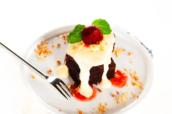 Ein Teller mit 2 Stück Brownies weiße Schokolade Erdnüsse und Stroh — Stockfoto