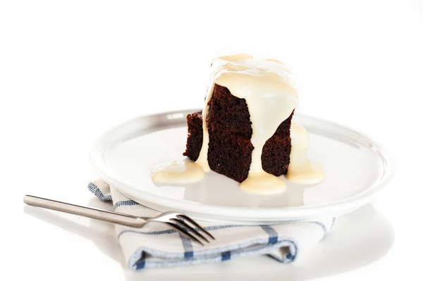 Тарелка с 2 кусочками пирожных и белый шоколад на белой спине — стоковое фото