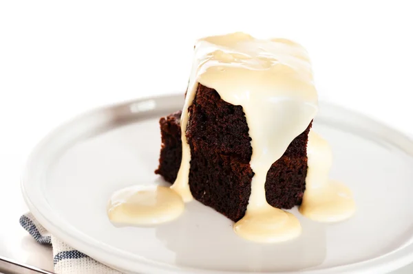Um prato com 2 pedaços de brownies e chocolate branco nas costas brancas — Fotografia de Stock
