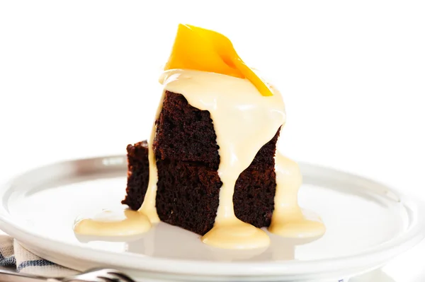 Bir tabak 2 adet kek beyaz çikolata ve whit üzerinde mango ile — Stok fotoğraf