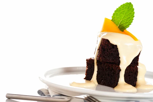 Ein Teller mit 2 Stück Brownies weißer Schokolade und Mango auf weißem — Stockfoto