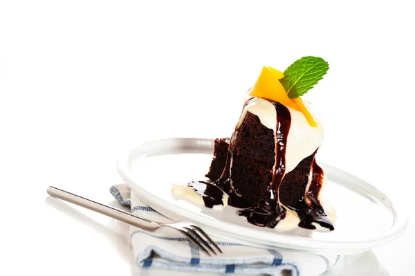 Тарелка с 2 кусочками брауни белый и коричневый шоколад и человек — стоковое фото