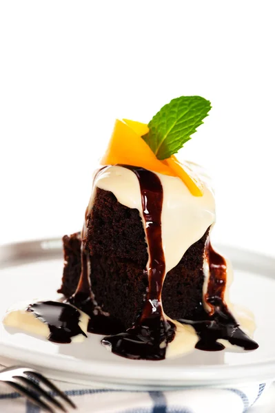 Bir plaka ile kek 2 adet beyaz ve kahverengi çikolata ve adam — Stok fotoğraf