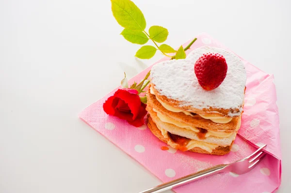 Piękny tort urządzone, serce z truskawkami — Zdjęcie stockowe