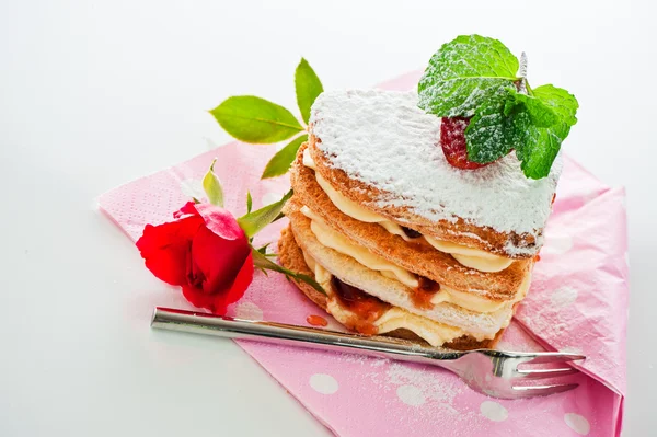Hermoso pastel decorado, corazón con fresa — Foto de Stock